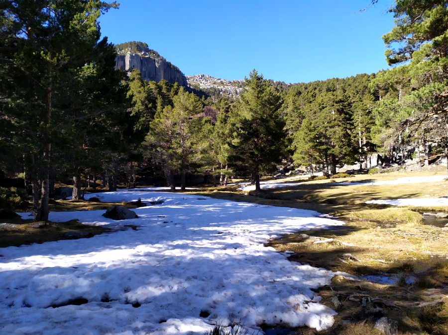 nieve en la laguna negra