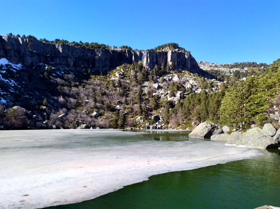 visitar la laguna negra en invierno